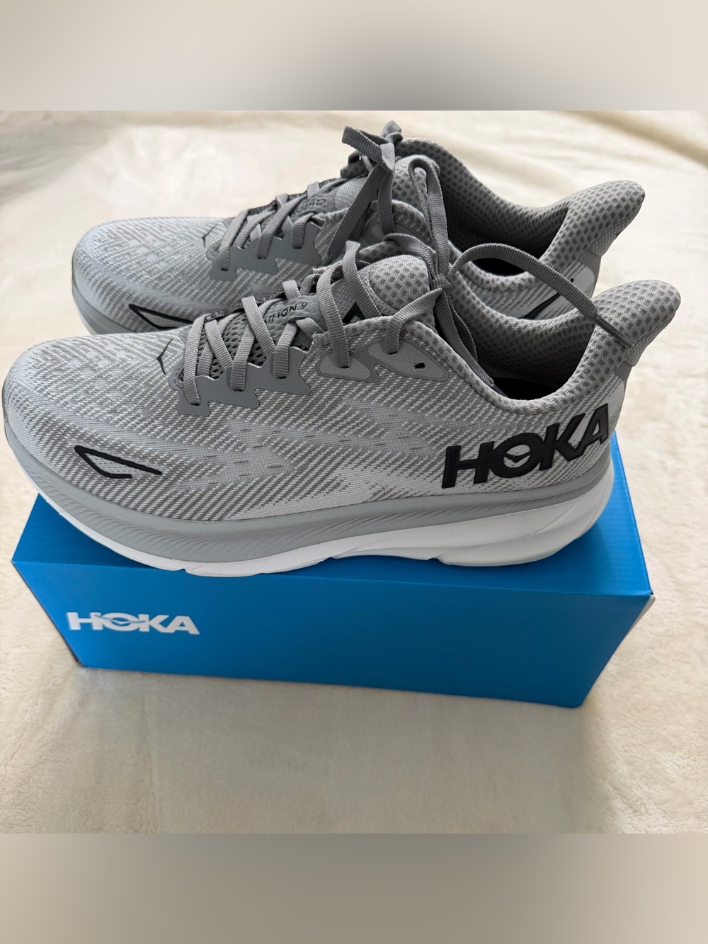 Hoka One Clifton 9 Gray Running Sneakers Men’s Size 10 2E Wide